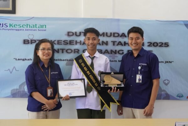 Christian Baje Duta Muda BPJS Kesehatan menerima penghargaan