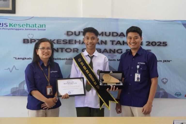 Christian Baje Duta Muda BPJS Kesehatan menerima penghargaan