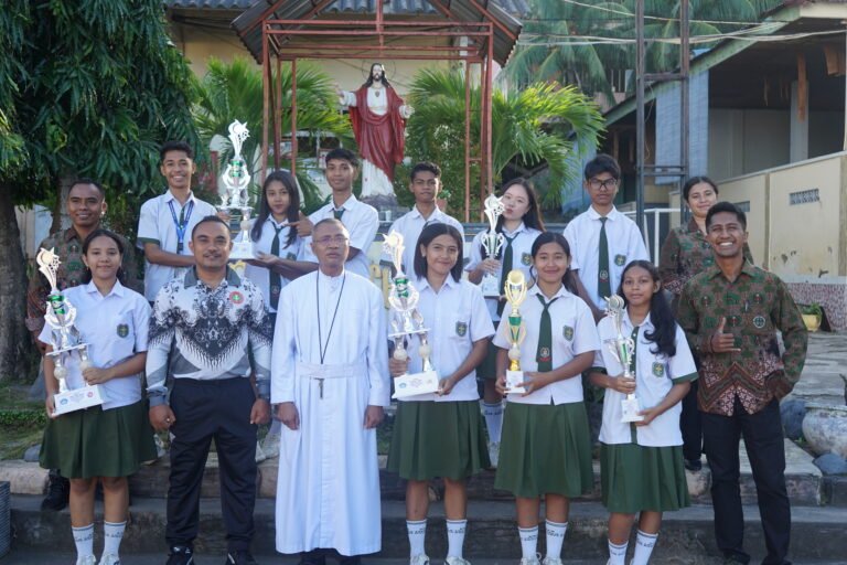 Siswa SMATER Ndao Juara FLS2N O2SN Tingkat SMA 2026