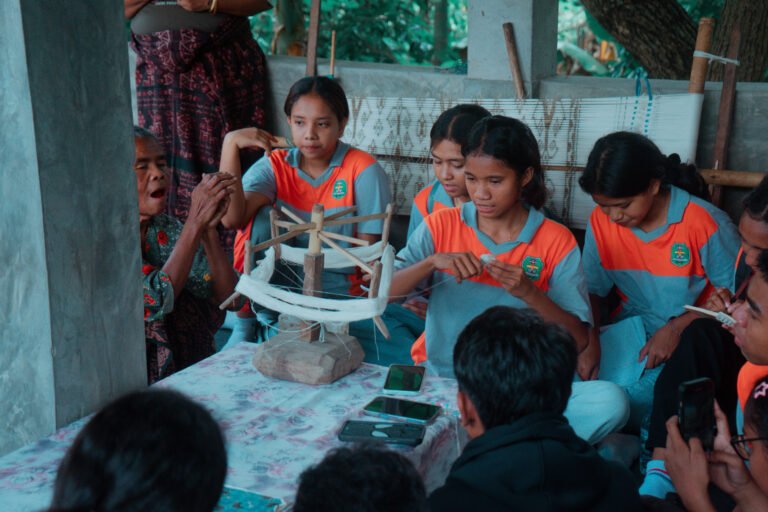 siswa-siswa smater ndao berkunjung ke kelompok tenun ikat kapokale ndona